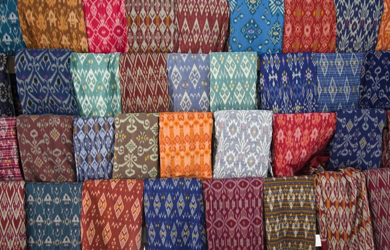 Ikats marché Bali by Worldpics