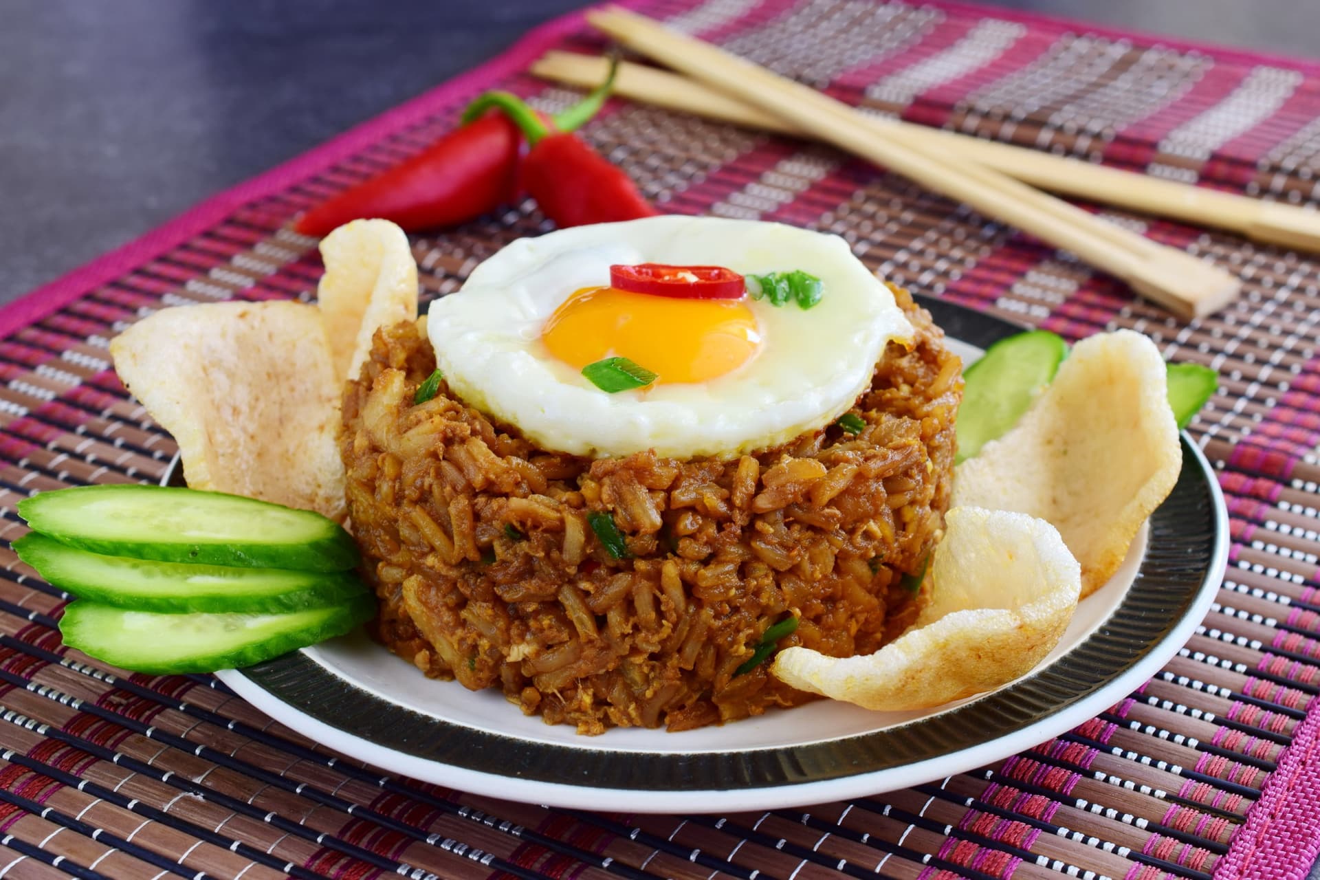 Receta del nasi goreng, el tradicional arroz frito indonesio